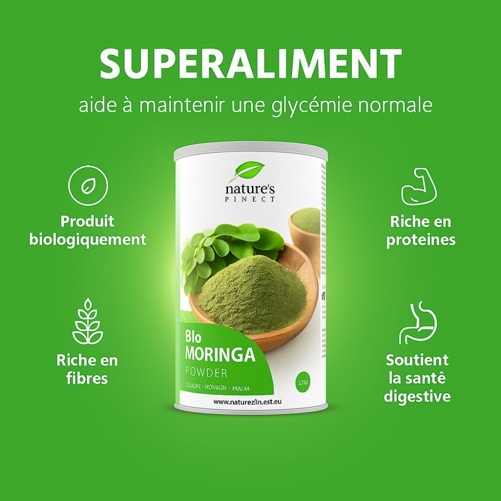 Boîte cylindrique avec poudre verte et feuilles. Inscription : Bio Moringa Powder. Texte : Superaliment, Produit biologiquement, Riche en protéines.