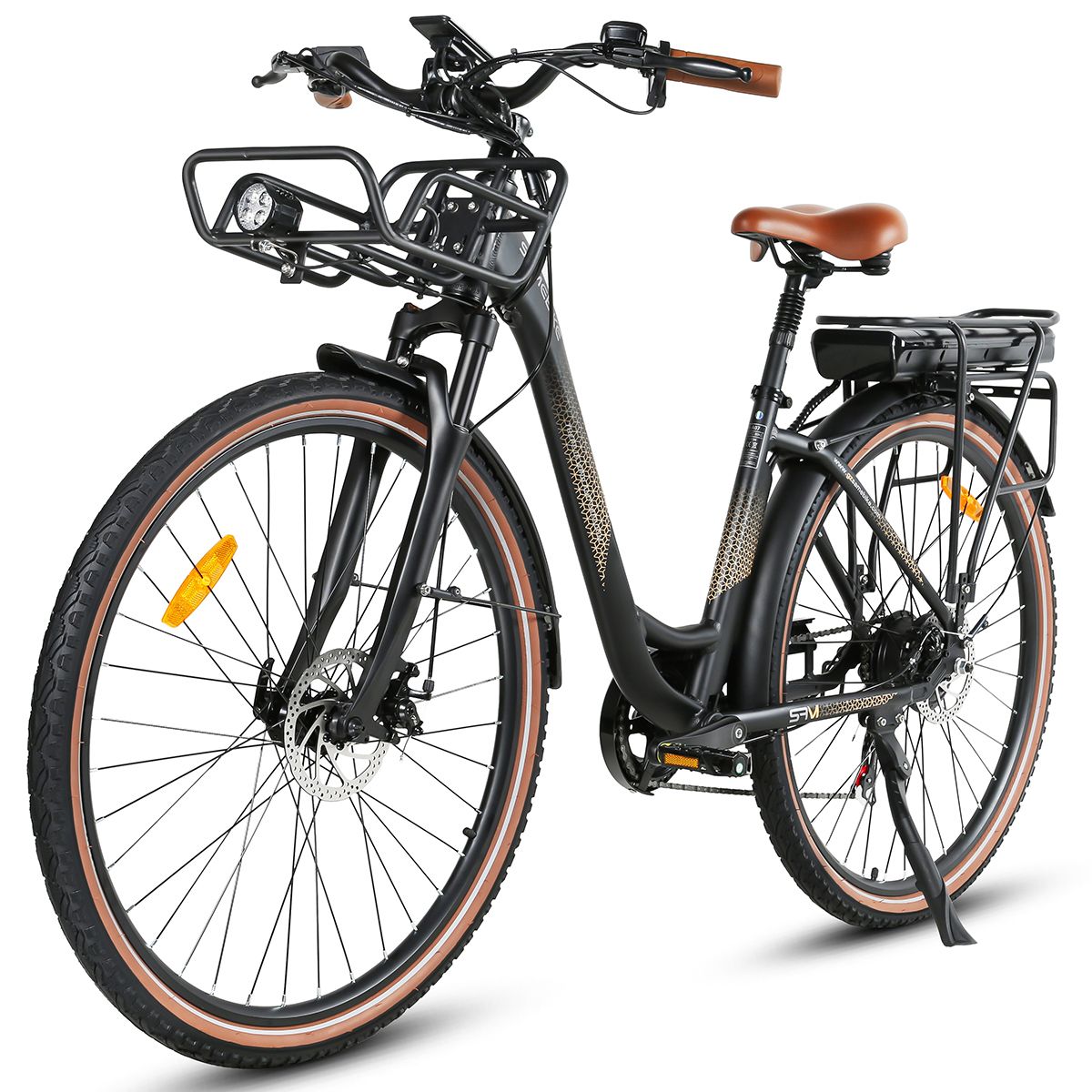 Vélo électrique, vue latérale. Cadre noir, pneus et selle marron. Panier, porte-bagages et logo SAMEBIKE.
