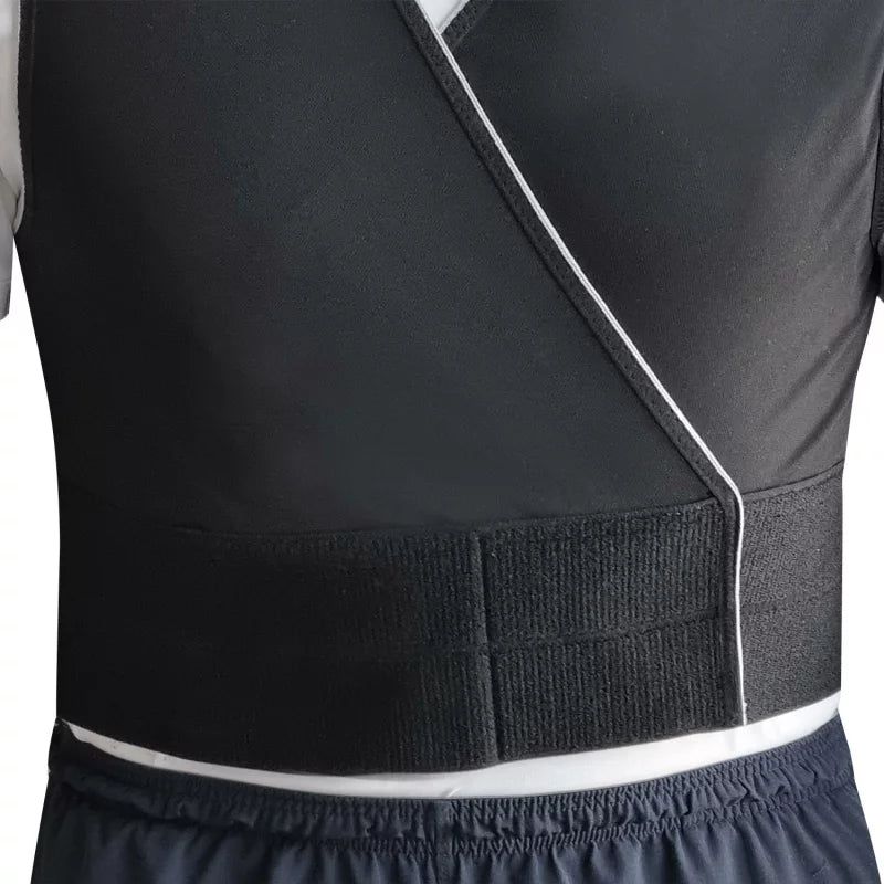 Gros plan sur le gilet noir avec bordure blanche. La partie avant du gilet est visible, avec une large fermeture velcro.