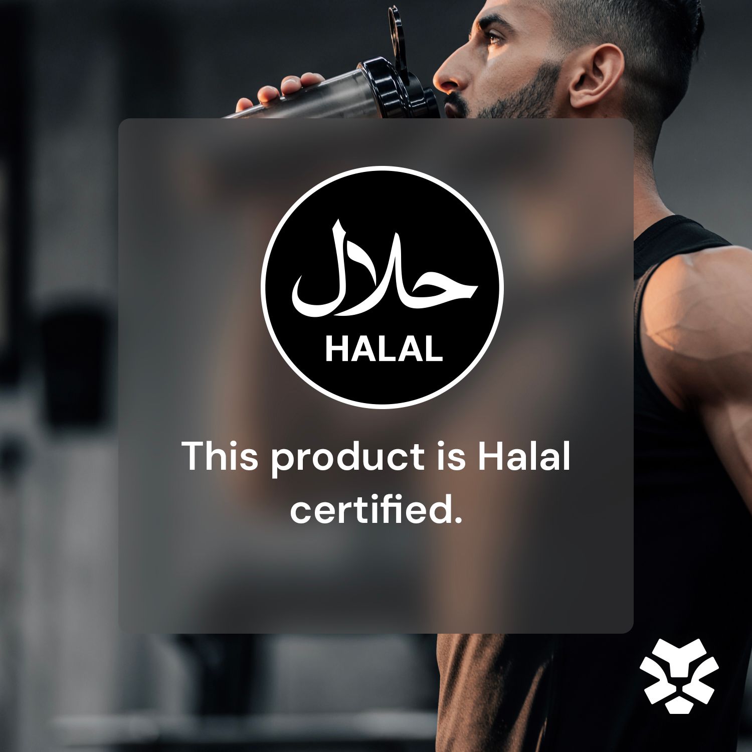 Man drinkt uit een eiwitshake beker, met zichtbaar Halal-certificeringslogo.