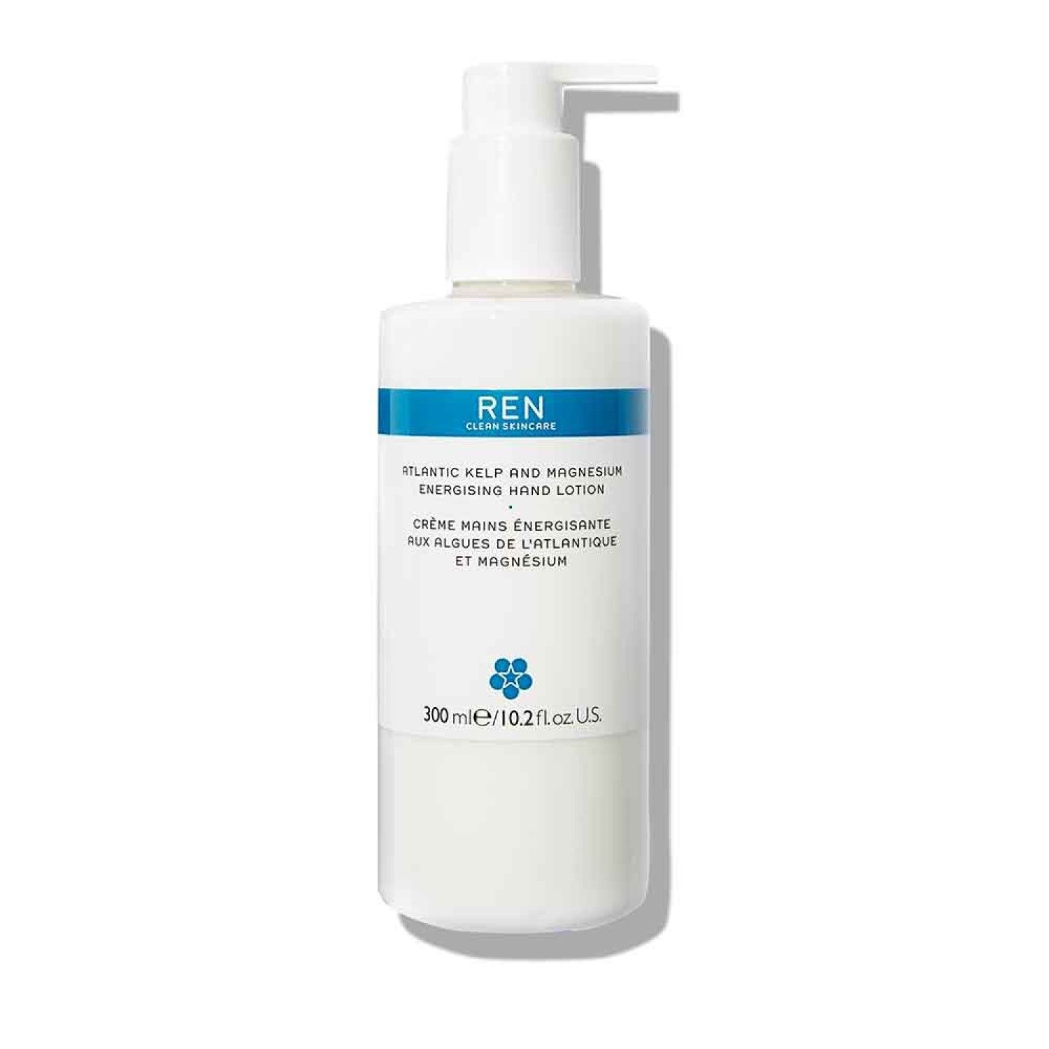 Witte fles met blauwe band. Tekst: REN, Atlantic Kelp & Magnesium Energising Hand Lotion. Pompkop.
