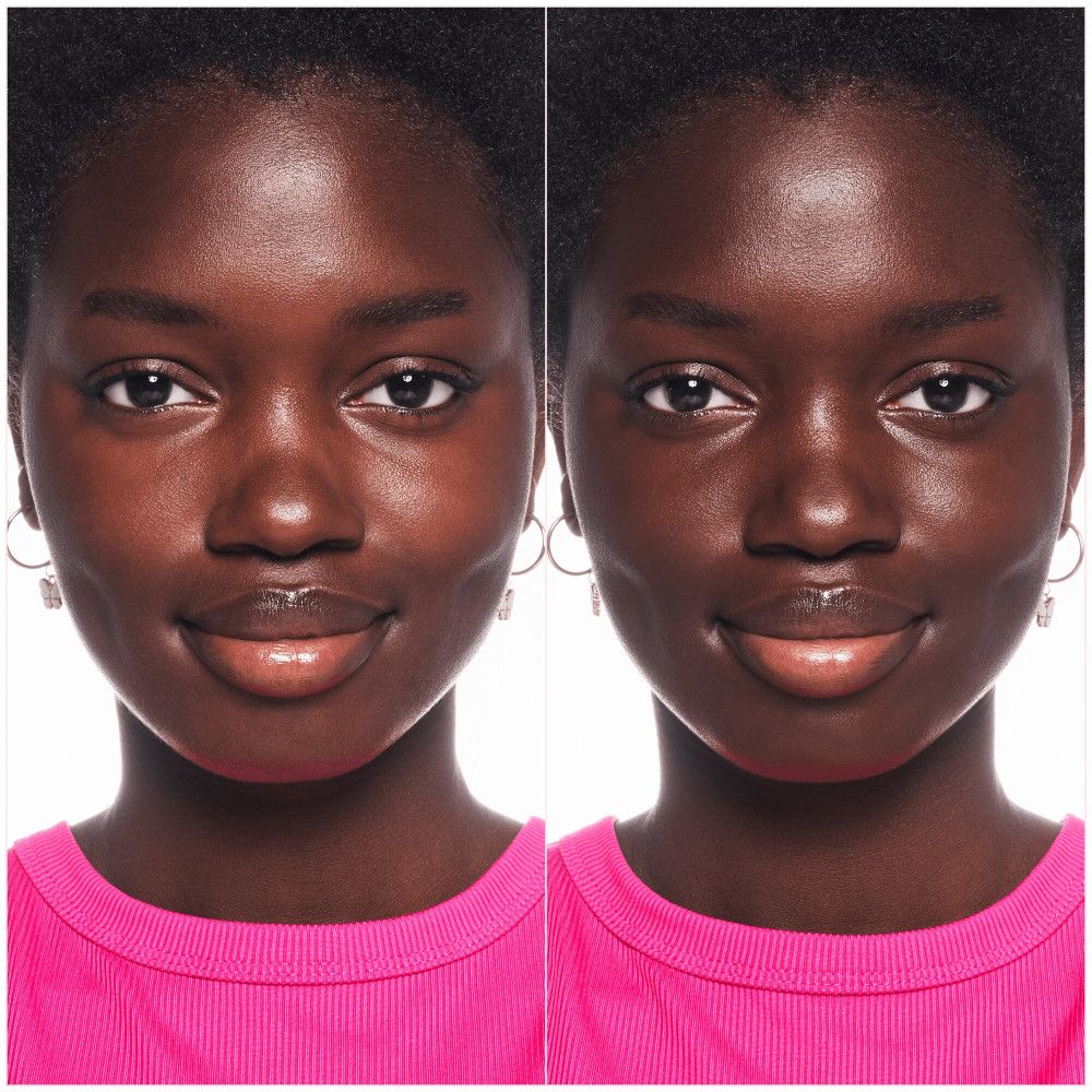 Deux visages, avant et après l'application du fond de teint. Peau foncée, haut rose, boucles d'oreilles. Différence de teint notable.