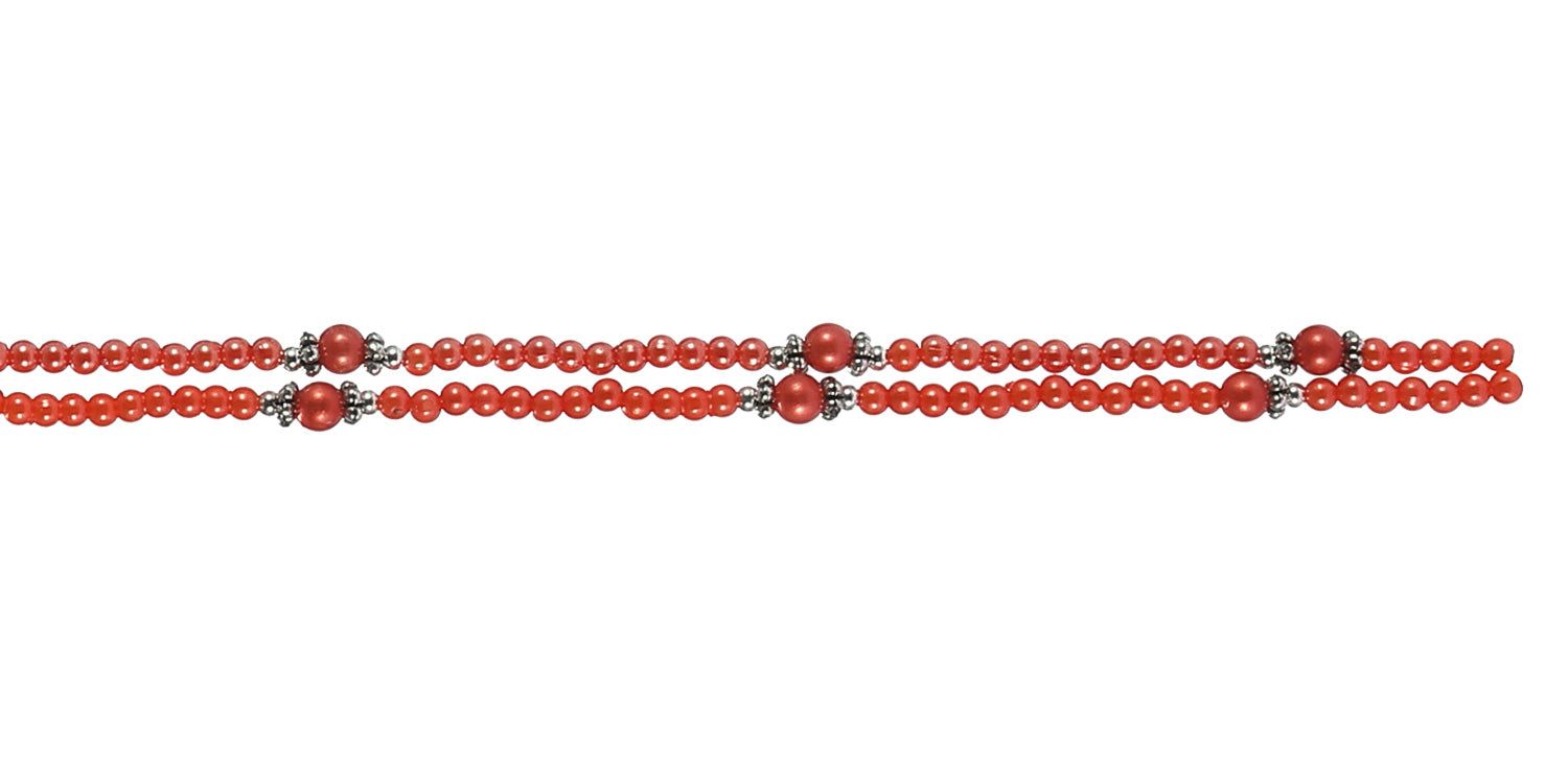 Cordon à lunettes avec perles rouges. Design à plusieurs rangs avec des accents argentés. Sur fond blanc.