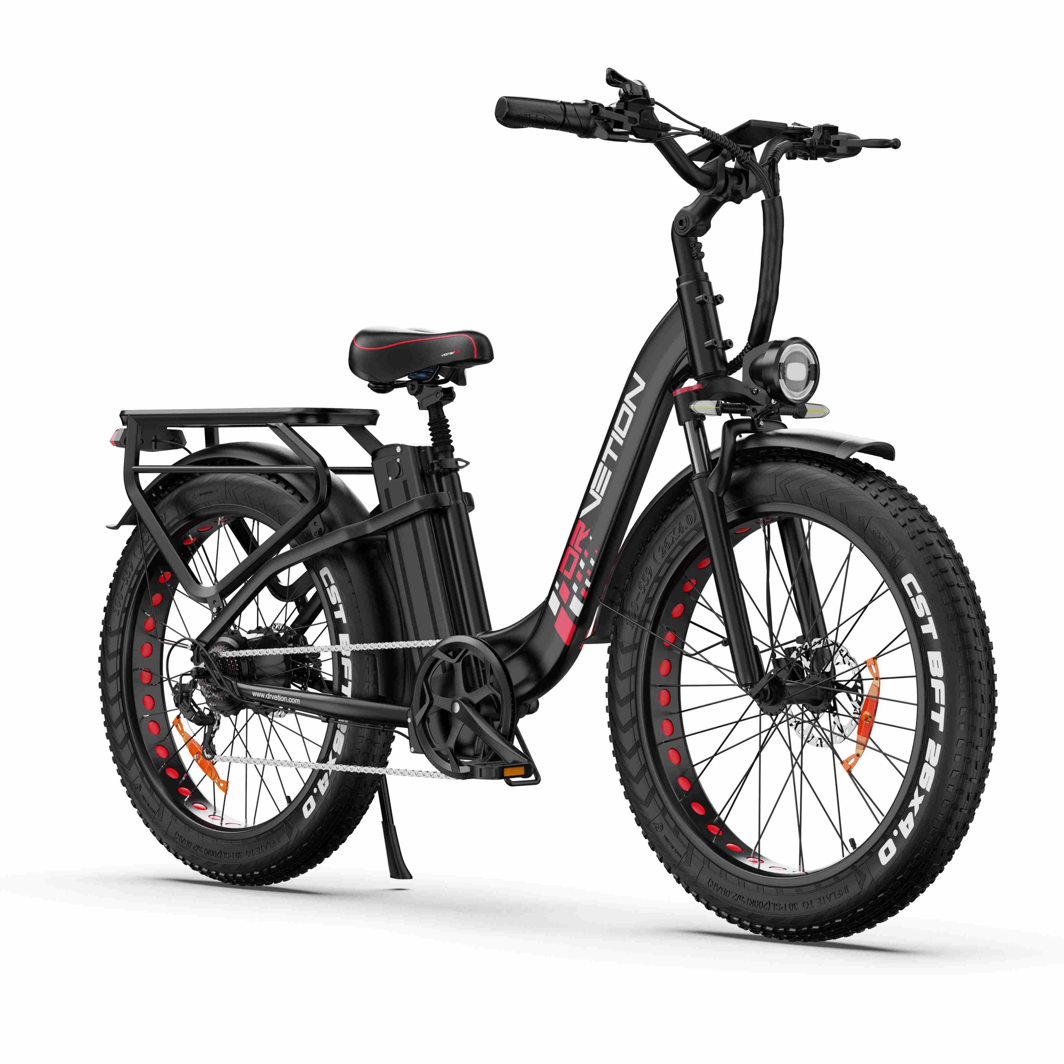 Zwarte e-bike met rode accenten. Brede banden, bagagedrager, koplamp en zadel. DRVETION-logo.
