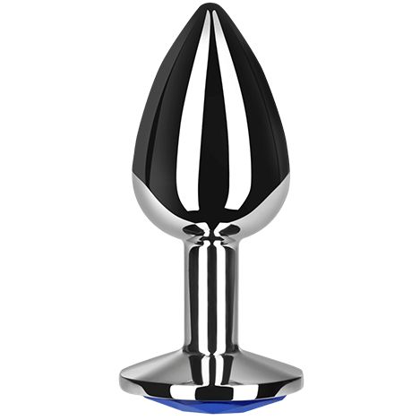 Een glanzende, taps toelopende metalen anale plug met een brede, platte basis en een blauwe steen.