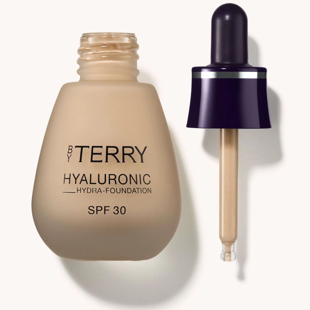 Beige foundationfles met zwarte dop en pipet. Opschrift: By Terry, Hyaluronic Hydra-Foundation, SPF 30.