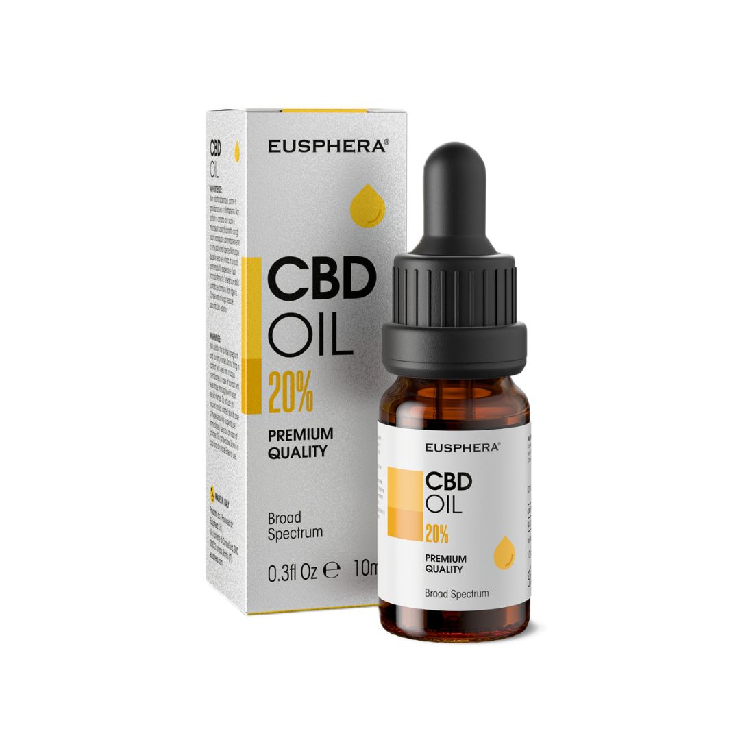 Bruine glazen fles met druppelaar en verpakking. CBD-olie 20% en merk Eusphera zijn zichtbaar.