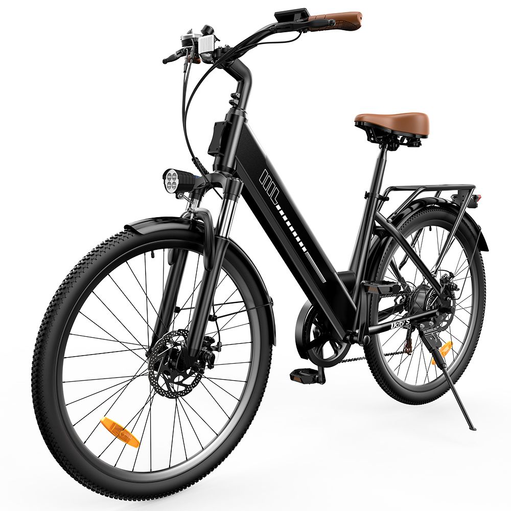 Vélo électrique noir avec selle et poignées marron. Porte-bagages arrière. Phare et garde-boue.