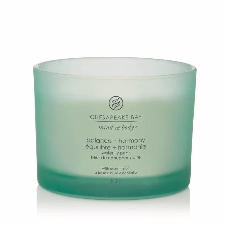 Groene kaars met tekst Chesapeake Bay, Balance & Harmony. Tekst: waterlelie, peer. Glazen houder.