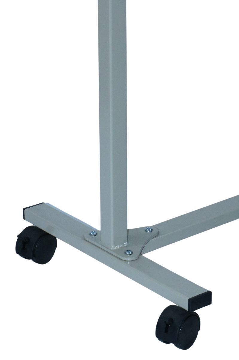 Gros plan du cadre en acier d'une table de lit avec roulettes. Couleur grise, tubes carrés, raccords vissés.