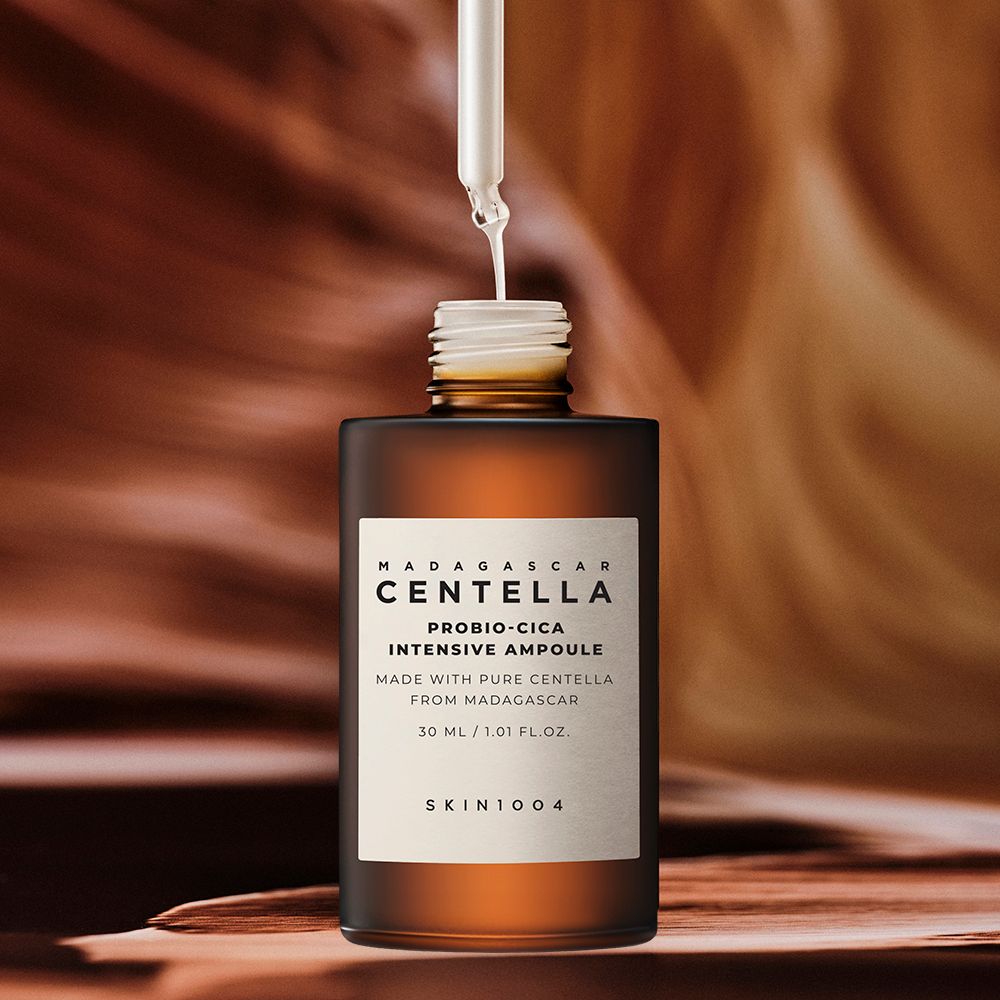 Bruine glazen fles met wit etiket. Pipet druppelt. Tekst: CENTELLA, PROBIO-CICA, INTENSIVE AMPOULE, SKIN1004.