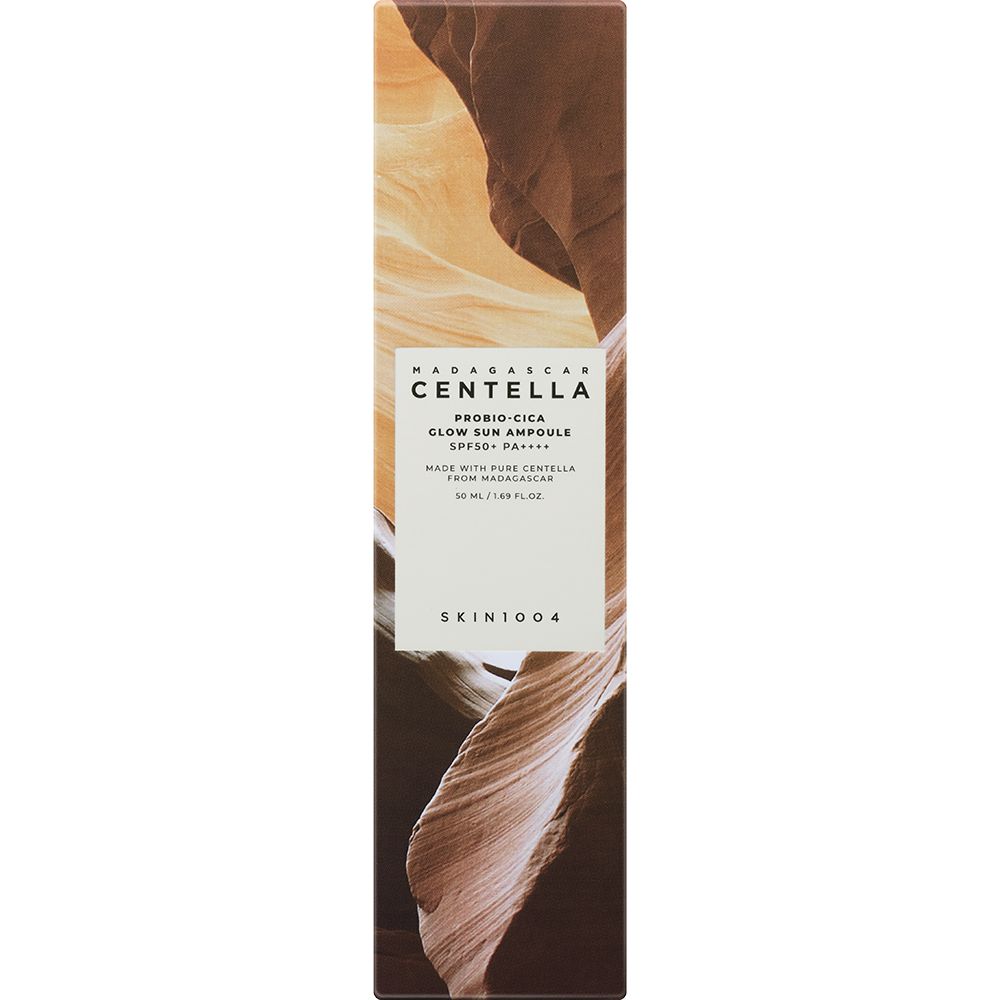 Emballage du produit. Texte: MADAGASCAR CENTELLA, PROBIO-CICA GLOW SUN AMPULLE SPF50+ PA++++. Fond: paysage désertique.