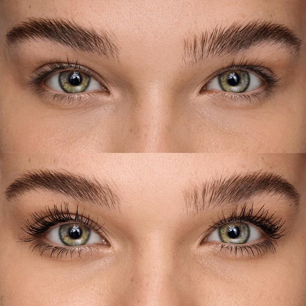 Twee paar ogen, ongeschminkt bovenaan, met mascara onderaan. Groene ogen, donkere wimpers, wenkbrauwen.