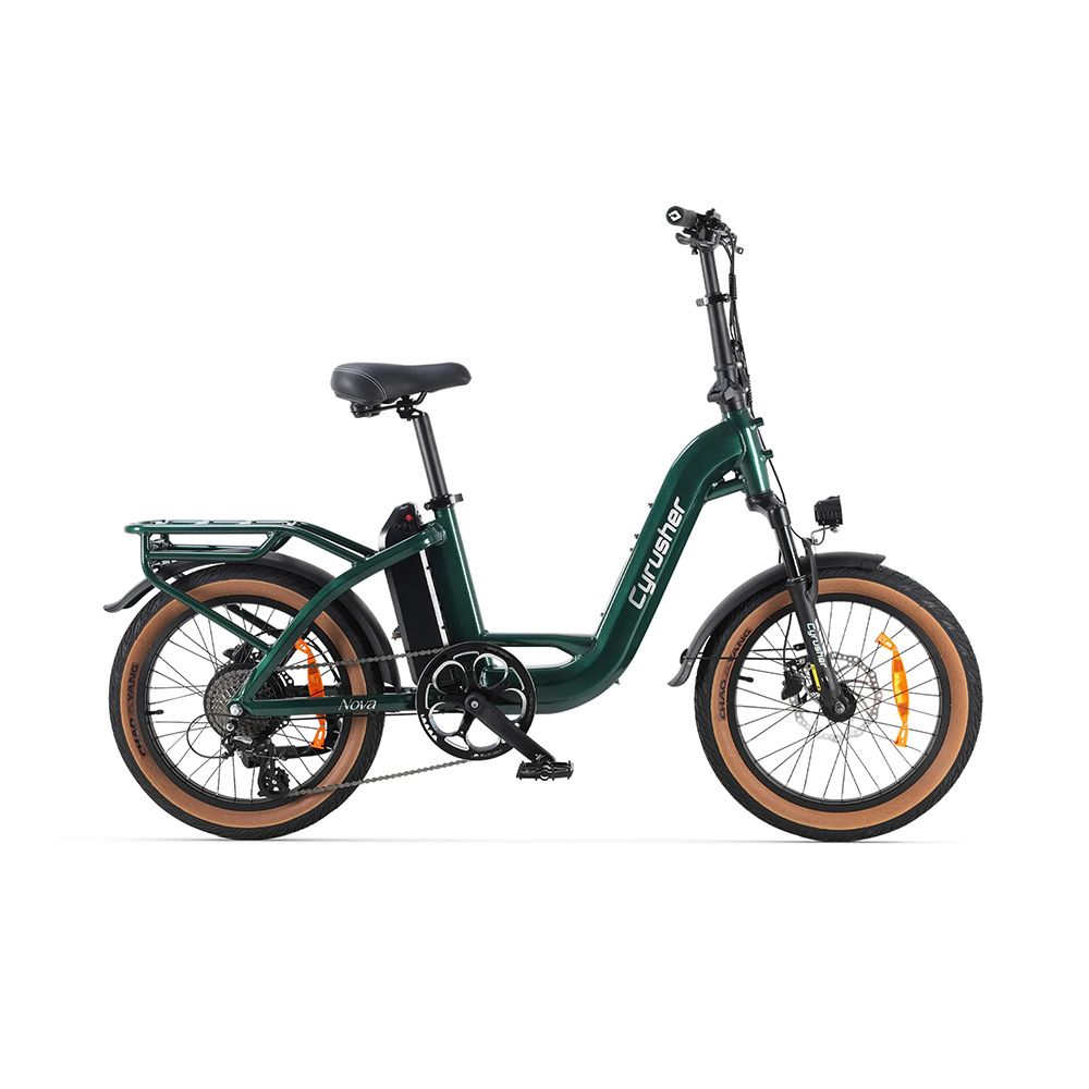 Vélo électrique vert avec pneus bruns. Porte-bagages, selle et batterie visibles. Marque : Cyrusher.