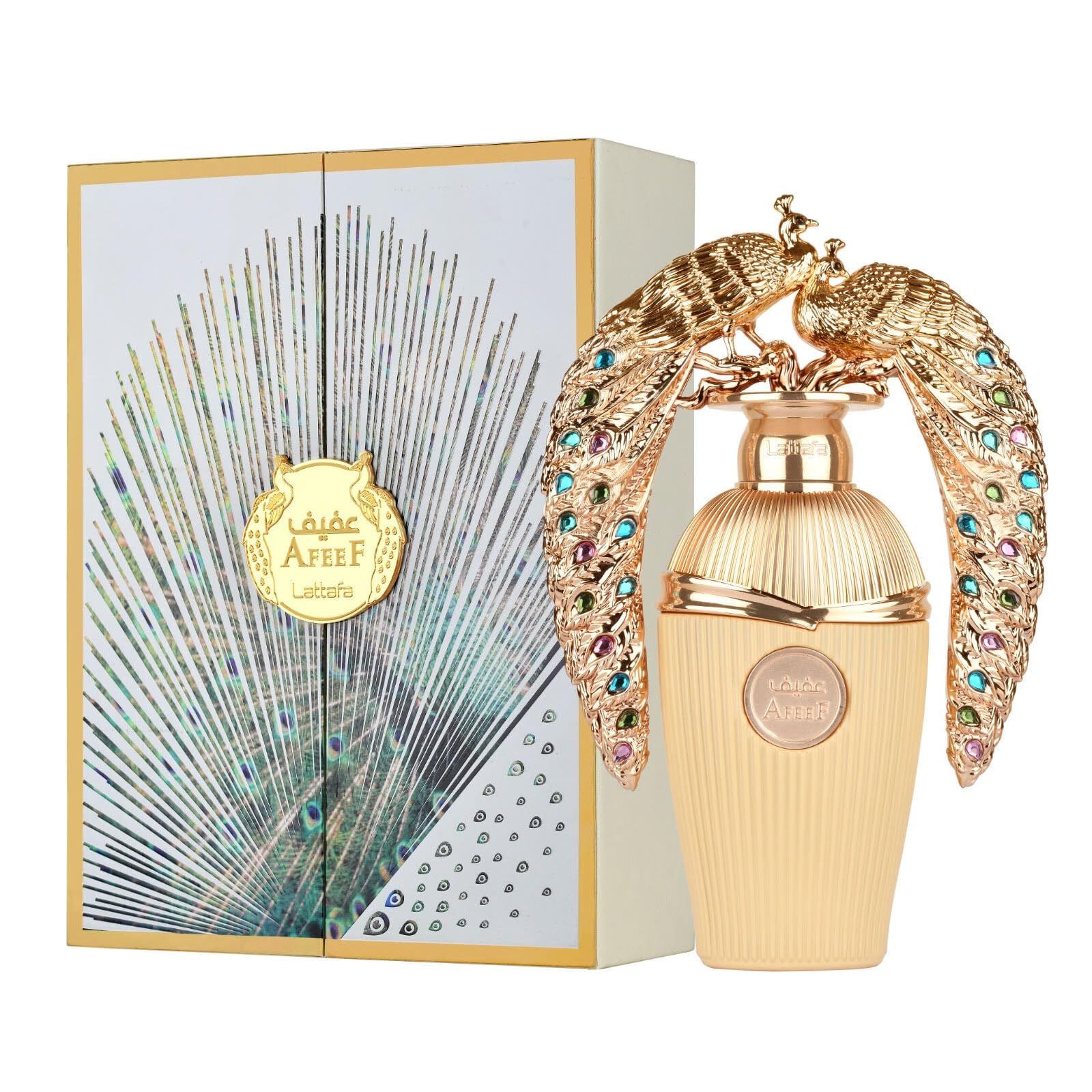 Flacon de parfum doré avec décorations de paons dorés et pierres précieuses colorées, à côté d'une boîte avec un motif de plumes de paon.