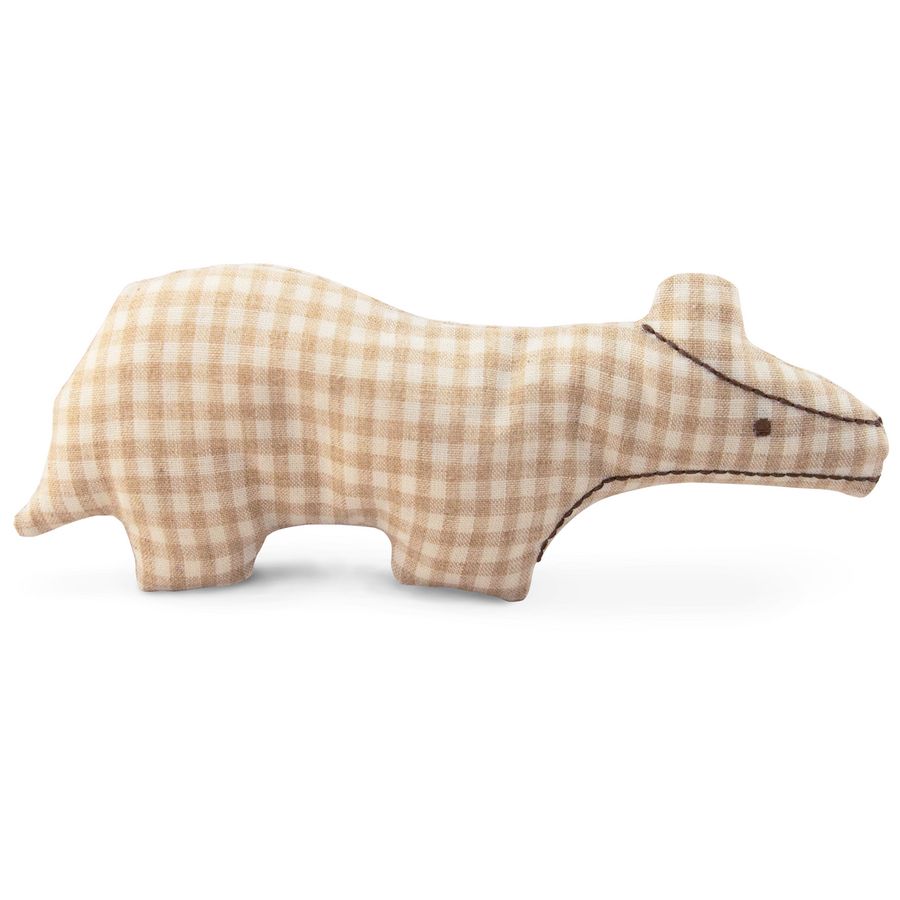 Peluche en forme de blaireau, beige à carreaux. Contour cousu avec du fil marron. Petites oreilles et yeux. Couché.