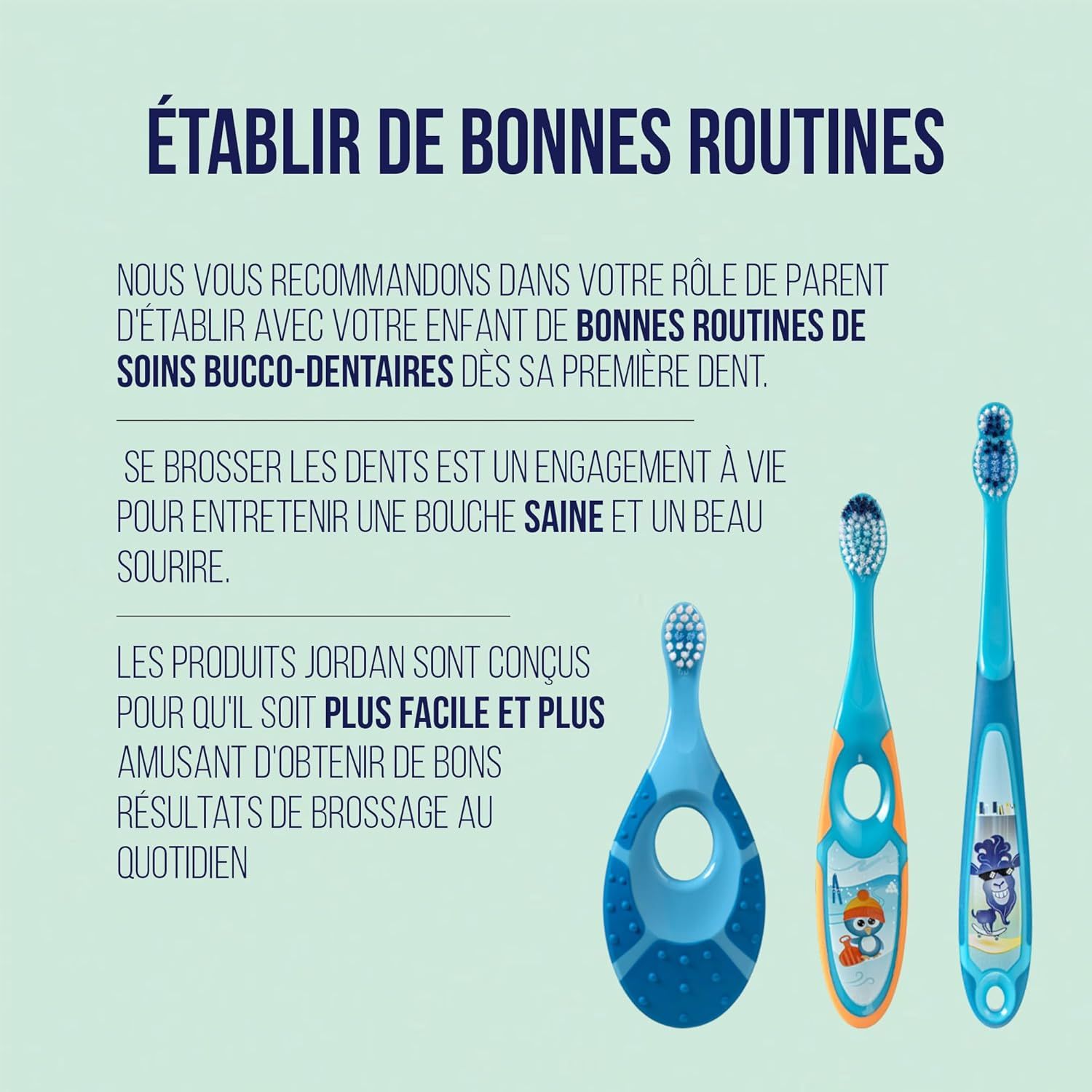 Trois brosses à dents bleues pour enfants avec motifs colorés et manches ergonomiques.