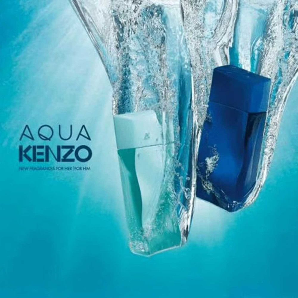 Deux flacons dans l'eau. Bleu clair à gauche, bleu foncé à droite. Logo AQUA KENZO et texte.