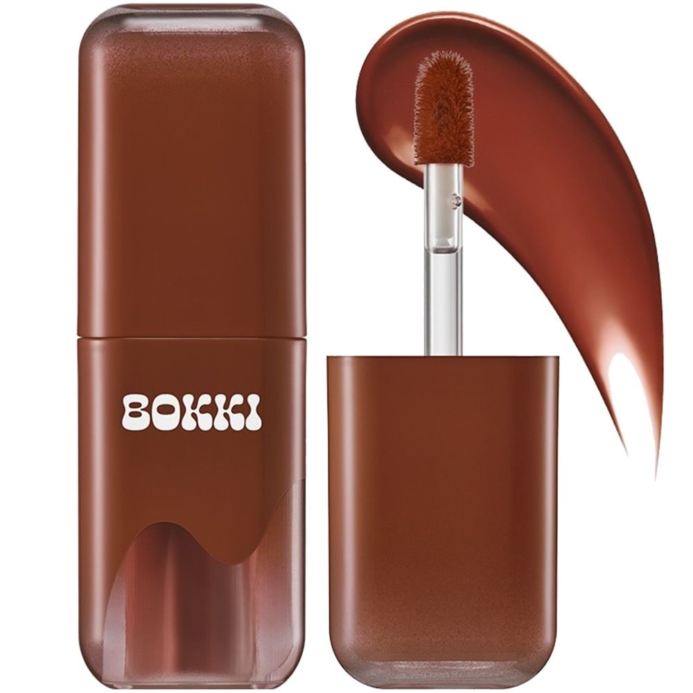 Gloss à lèvres marron avec applicateur. Inscription : BOKKI. L'applicateur montre une tache de couleur.