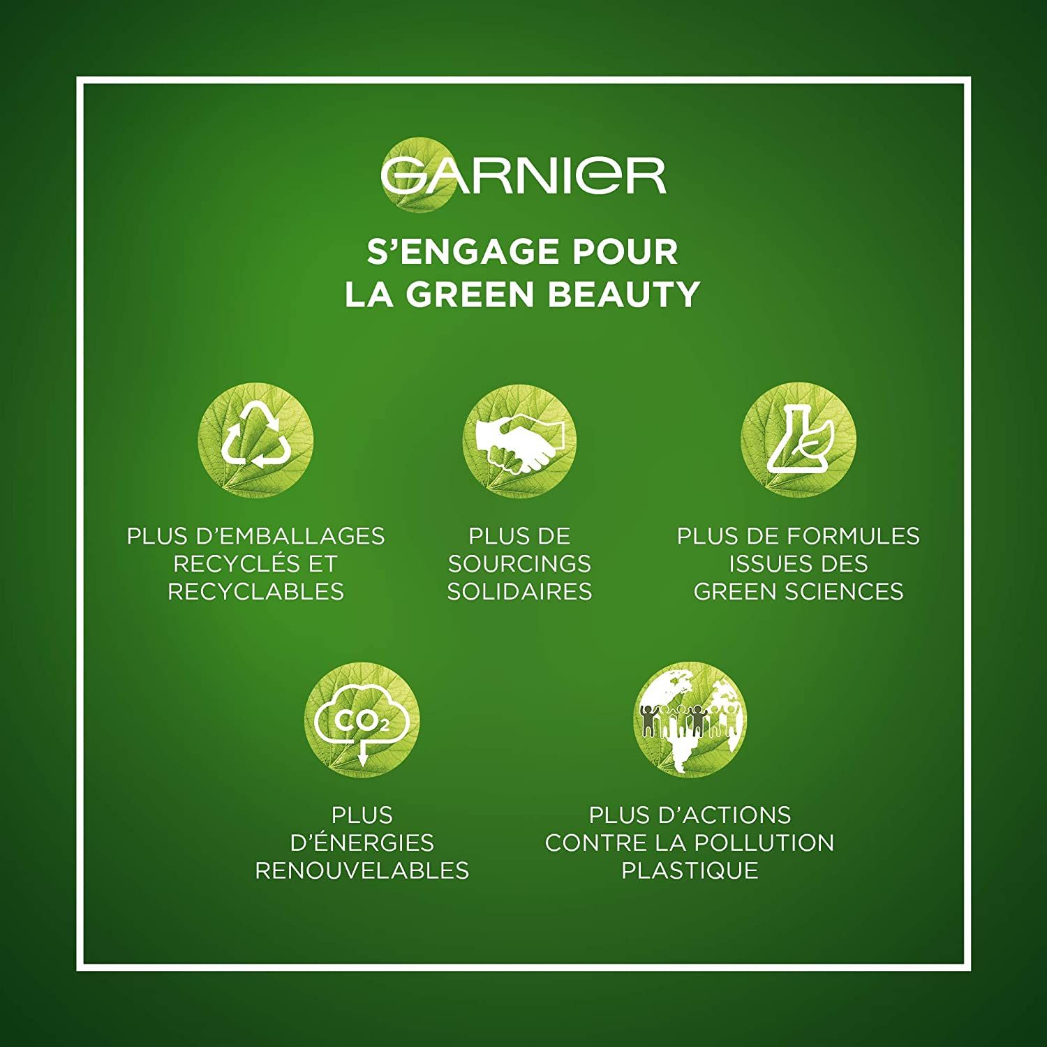 Fond vert avec logos blancs. Garnier s'engage pour la Green Beauty. Logos pour emballages recyclés, sourcing solidaire, sciences vertes.