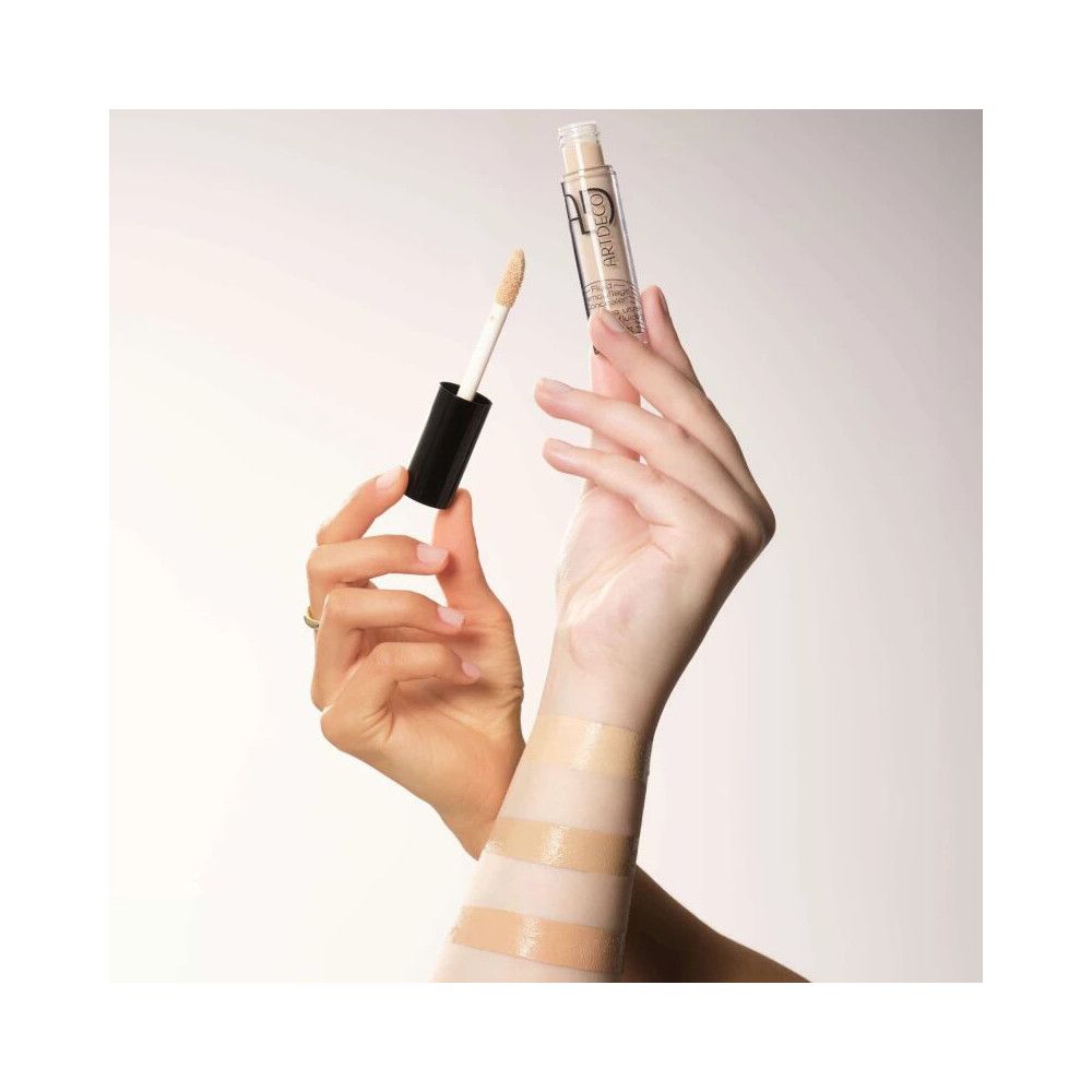 ARTDECO Concealer Fluid Camouflage, applicateur et échantillons de couleur sur l'avant-bras.