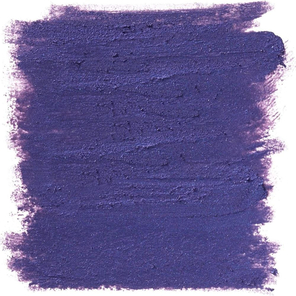 Échantillon de fard à paupières violet. Texture visible. Forme carrée.