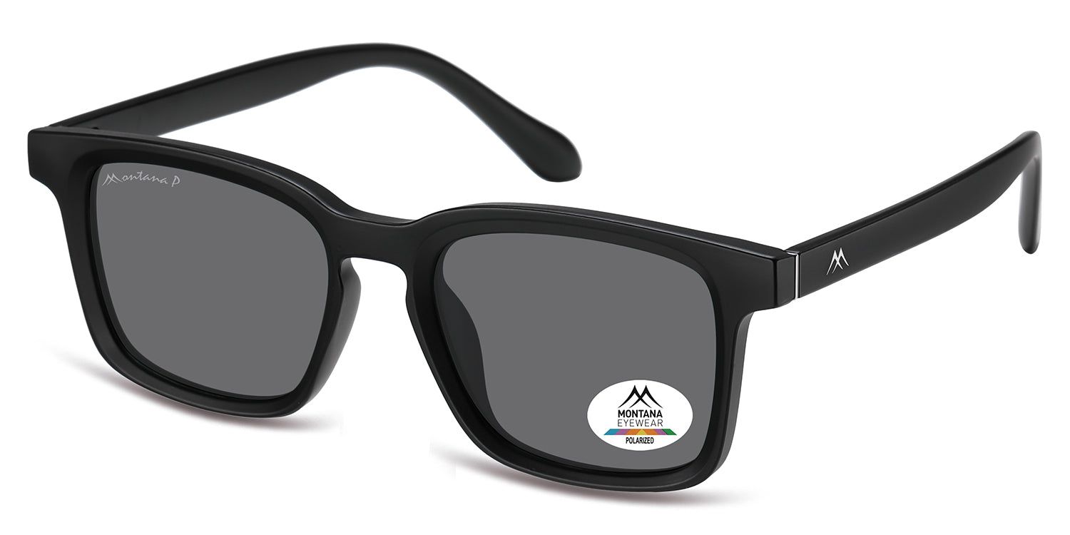 Lunettes de soleil noires, en biais. Logo Montana Eyewear sur la branche gauche et autocollant sur le verre droit.