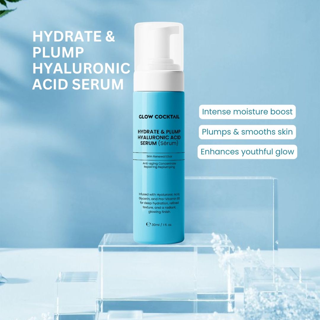 Sérum à l'acide hyaluronique Glow Cocktail sur un socle en verre, entouré de brume d'eau. Texte : Boost d'hydratation, lisse, éclat jeune.