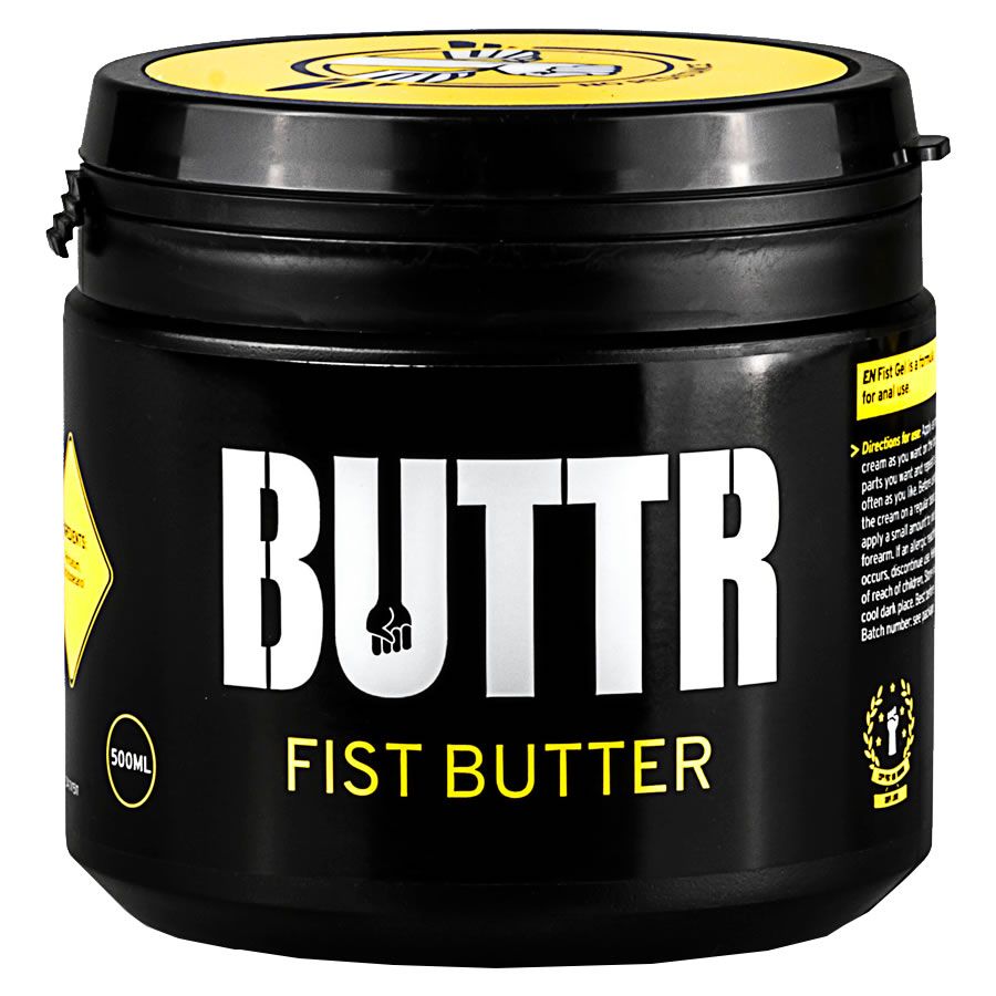 Zwarte pot met gele deksel. Opschrift BUTTR en FIST BUTTER. 500ml-aanduiding. Zegel.