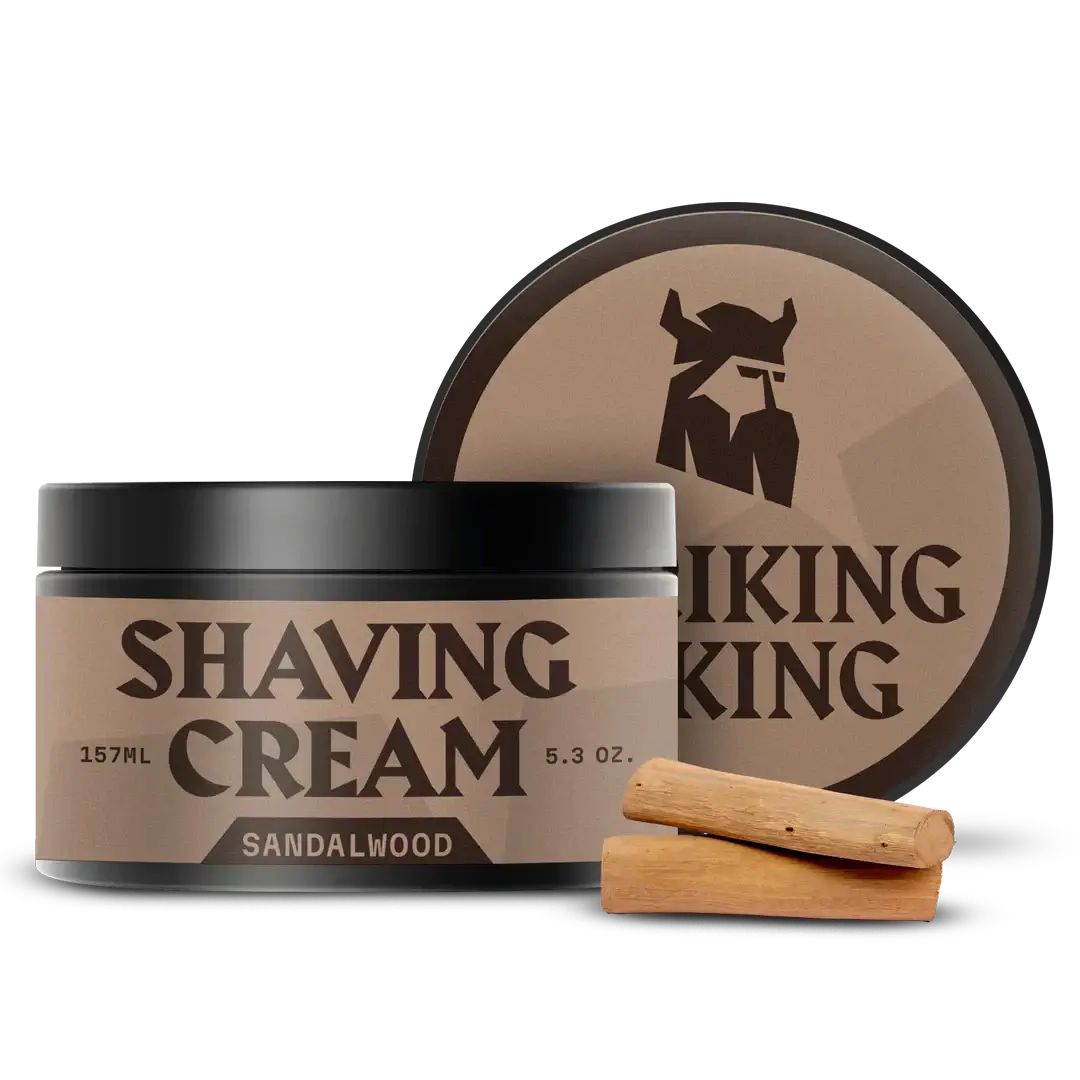 Scheercrème pot met deksel en sandelhout stokjes. Opschrift: SHAVING CREAM, SANDALWOOD, VIKING KING. Bruine verpakking.
