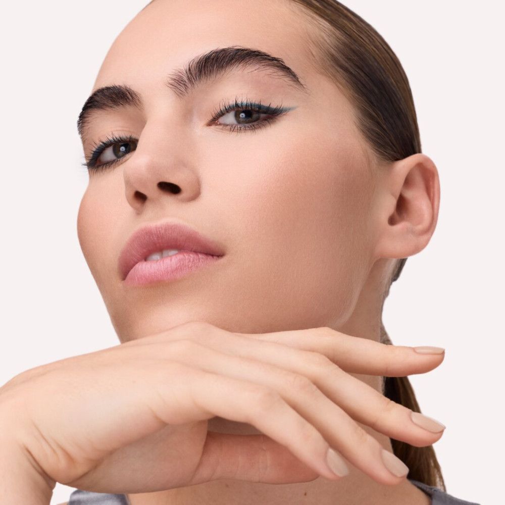 Portrait d'une femme avec du khôl sur la paupière supérieure.