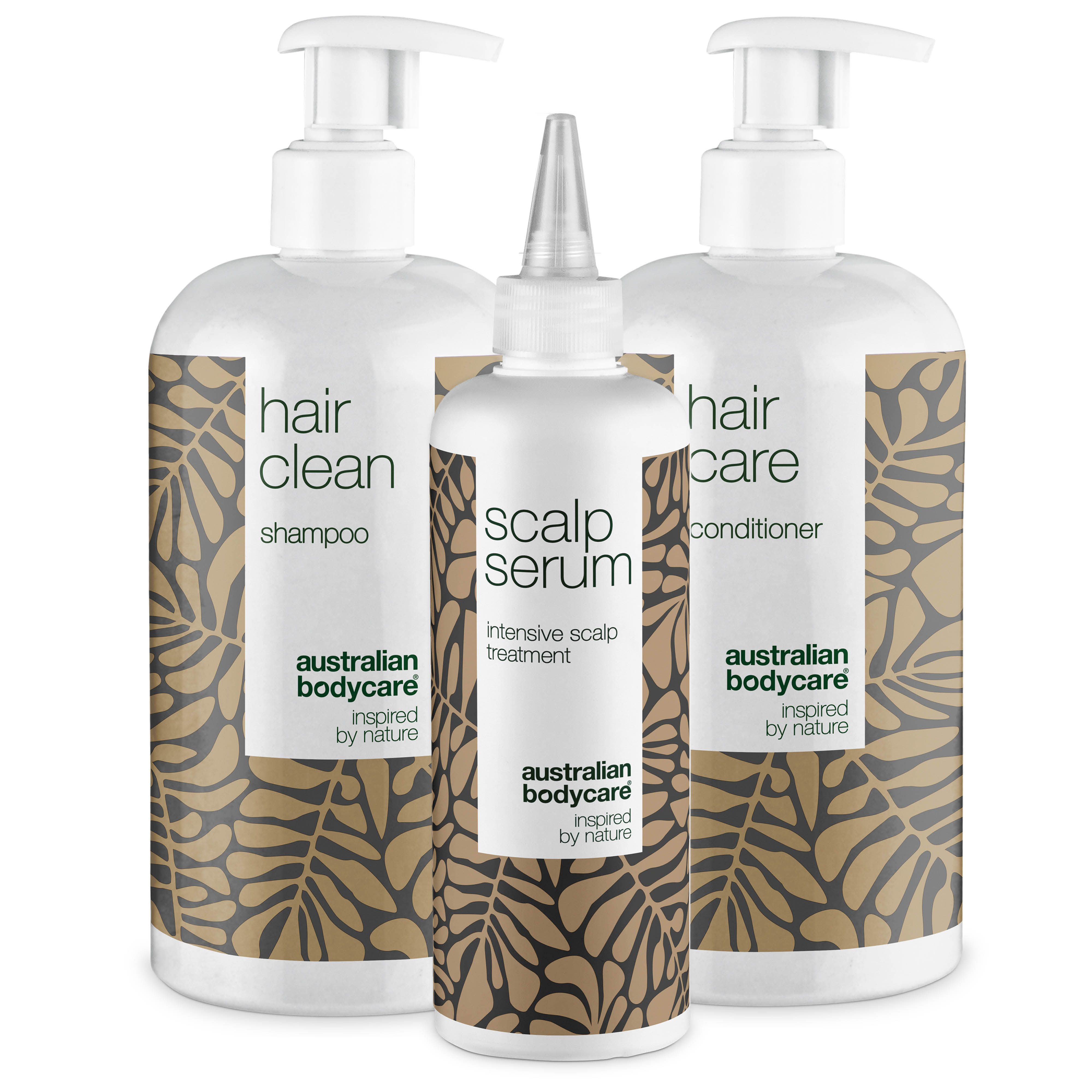 Trois flacons blancs avec étiquettes. Shampooing, revitalisant et sérum pour le cuir chevelu. Marque : Australian Bodycare.