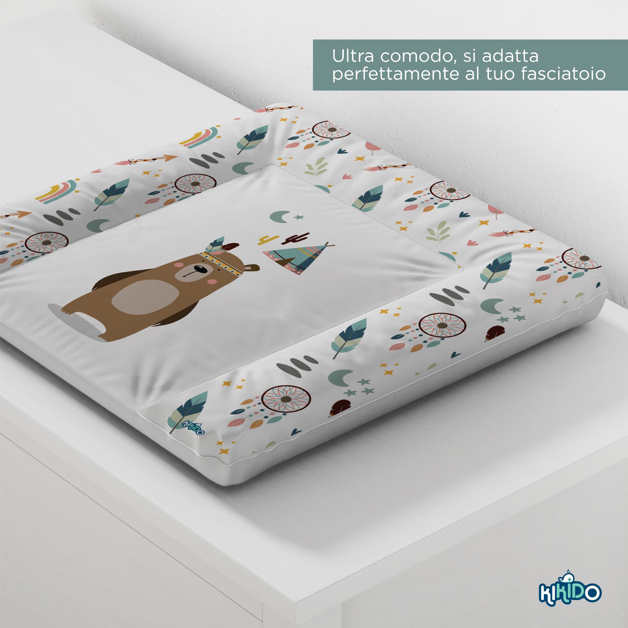 Verschoonkussen op wit oppervlak. Motief: beer met Indiaanse hoofdtooi. Tekst: Ultra comfortabel, past perfect op elk verschoonkussen.