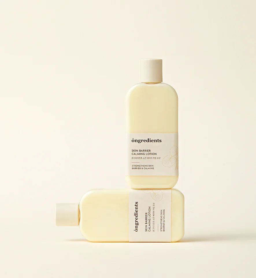 Twee gestapelde flessen ONGREDIENTS Skin Barrier Calming Lotion. Versterkt huidbarrière en kalmeert.