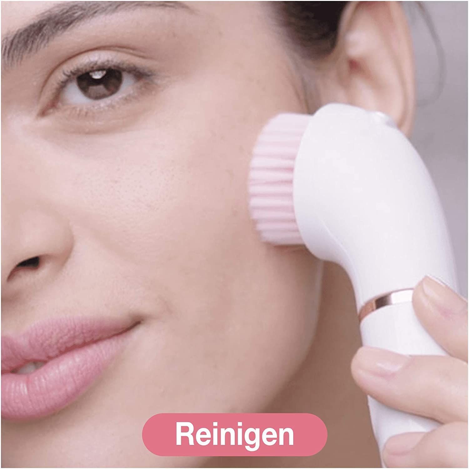 Gros plan d'une femme utilisant une brosse nettoyante sur son visage. Texte : Nettoyer.