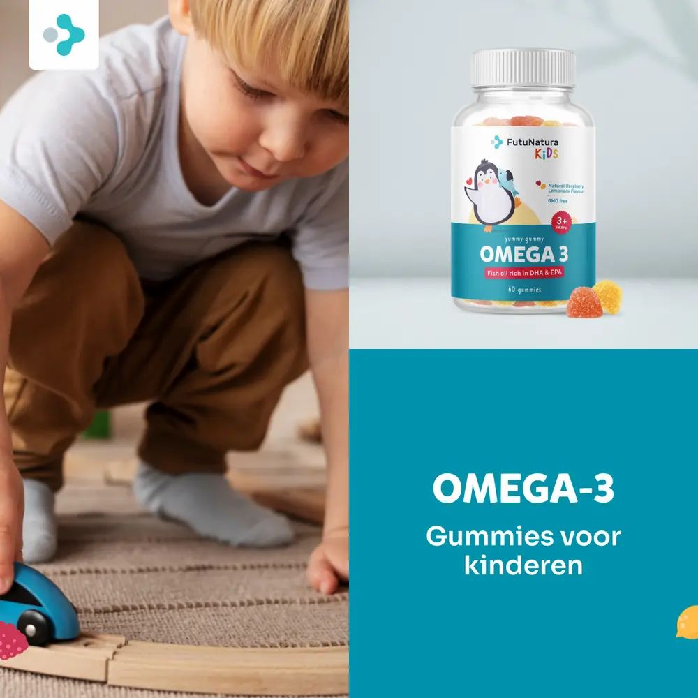 Kind speelt met speelgoed. Daarnaast fles FutuNatura Omega-3 Gummies voor kinderen. Tekst: Omega-3 Gummies voor kinderen. 60 gummies.