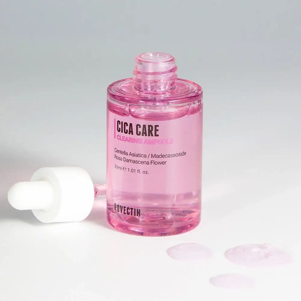 Open serumfles met pipet. Roze vloeistof en druppels. Opschrift: CICA CARE Clearing Ampoule, ROVECTIN.