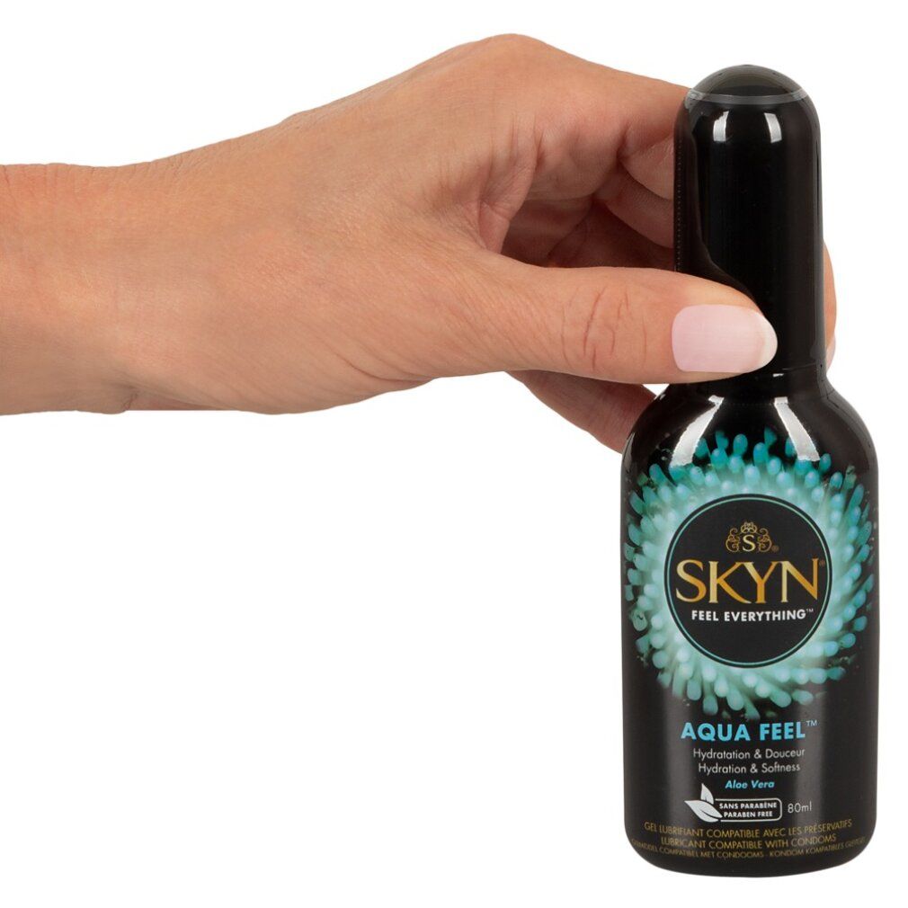Hand die een zwarte SKYN Aqua Feel glijmiddelfles met pompdoseerder vasthoudt.