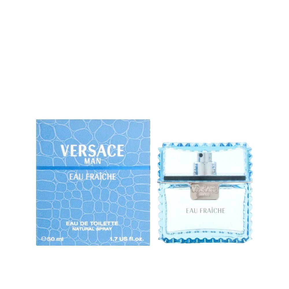 Flacon de parfum bleu et emballage. Flacon avec vaporisateur argenté. Texte: VERSACE MAN EAU FRAICHE. Emballage: 50 ml, 1.7 US fl.oz.