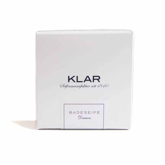 Emballage blanc avec l'inscription KLAR Badeseife Damen. Logo et texte.