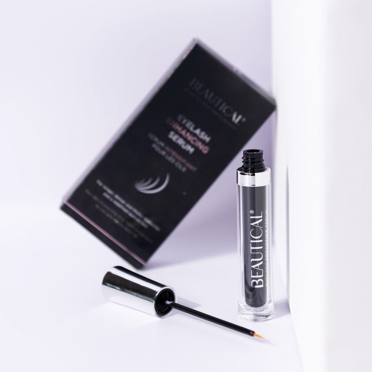 Sérum pour cils Beautical et emballage. Emballage noir, nom du produit. Flacon avec applicateur.