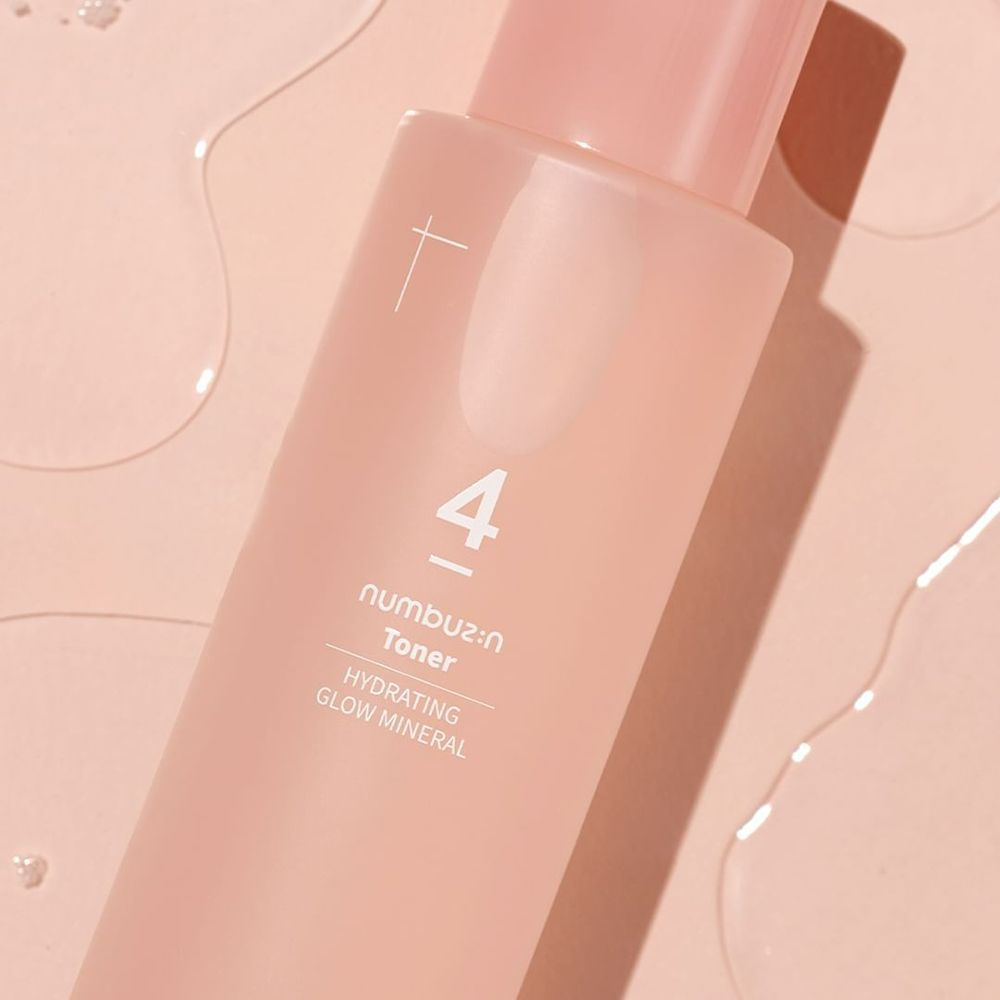 Flacon rose avec "4" et "numbuz:n Toner". Liquide sur fond rose. Hydrating Glow Mineral.