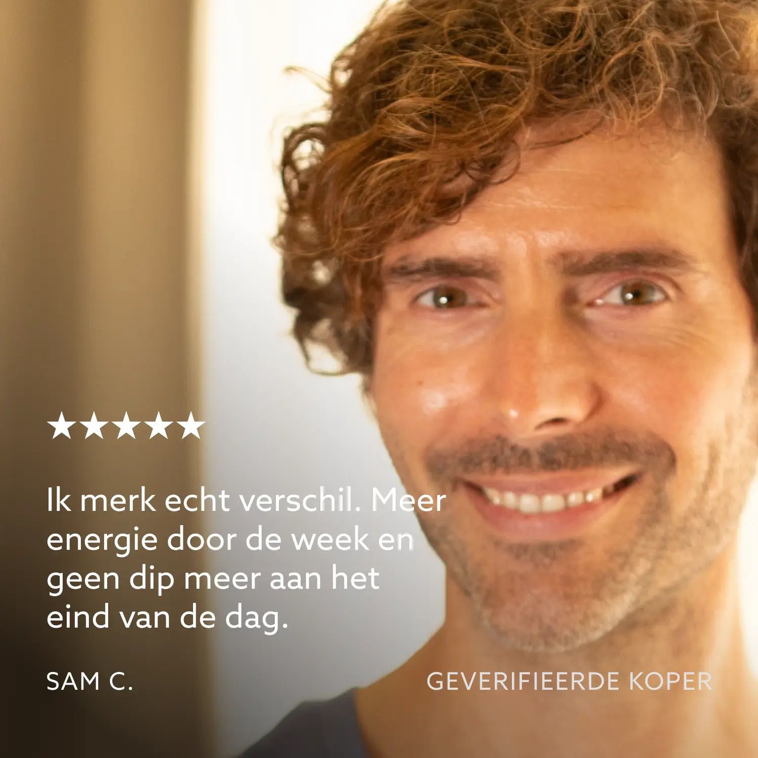 Man lacht. Tekst: Ik merk verschil. Meer energie. Sam C., geverifieerde koper. 5 sterren.
