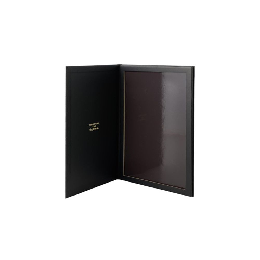 Palette noire ouverte, surface magnétique. Inscription dorée à l'intérieur. Forme rectangulaire, ouverte.