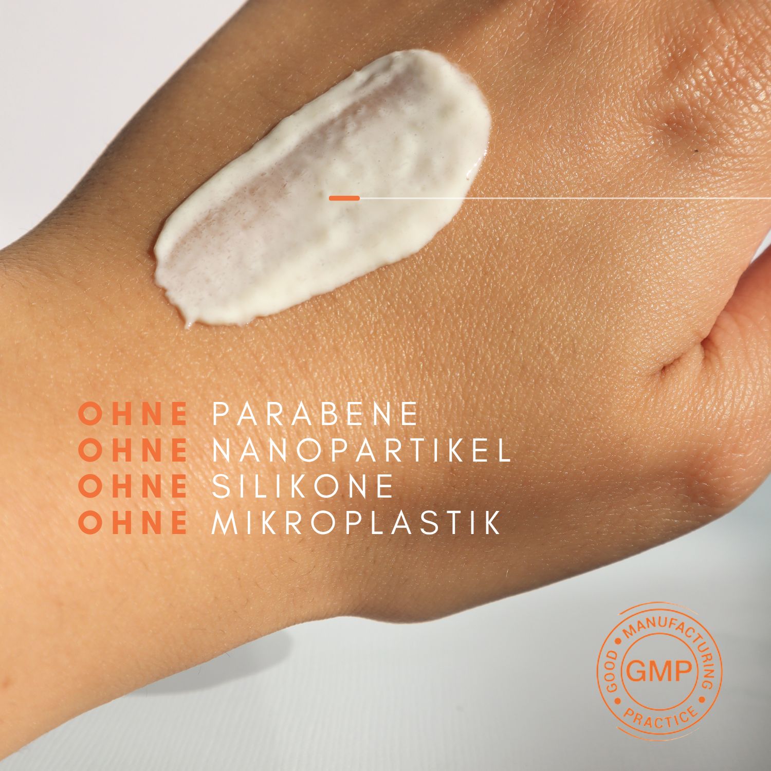 Zonnecrème aangebracht op hand. Zonder parabenen, siliconen, microplastics.