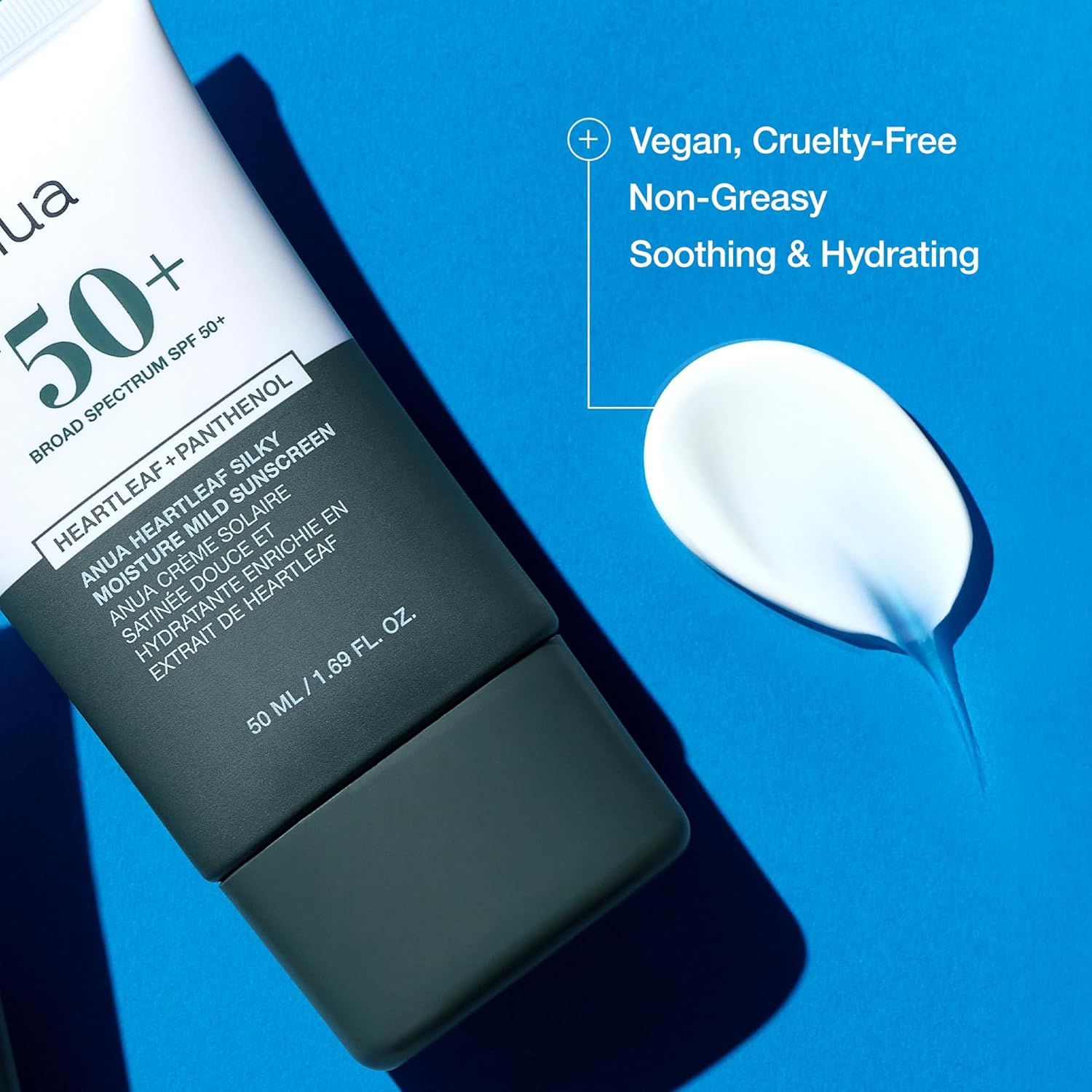 Tube avec échantillon sur fond bleu. Texte: Vegan, Cruelty-Free, Non-Greasy, Soothing & Hydrating.
