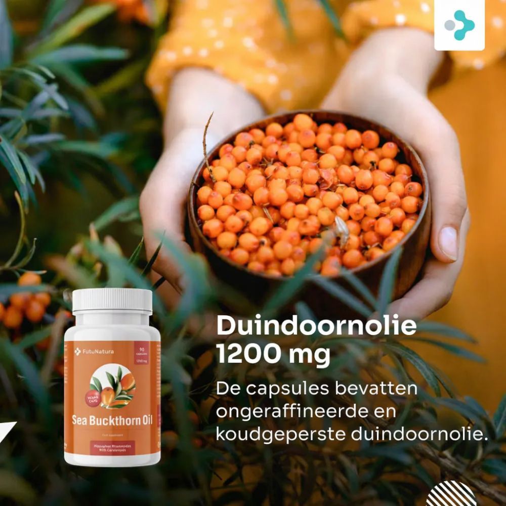 Handen houden een kom met duindoornbessen vast. Daarnaast een fles met capsules.