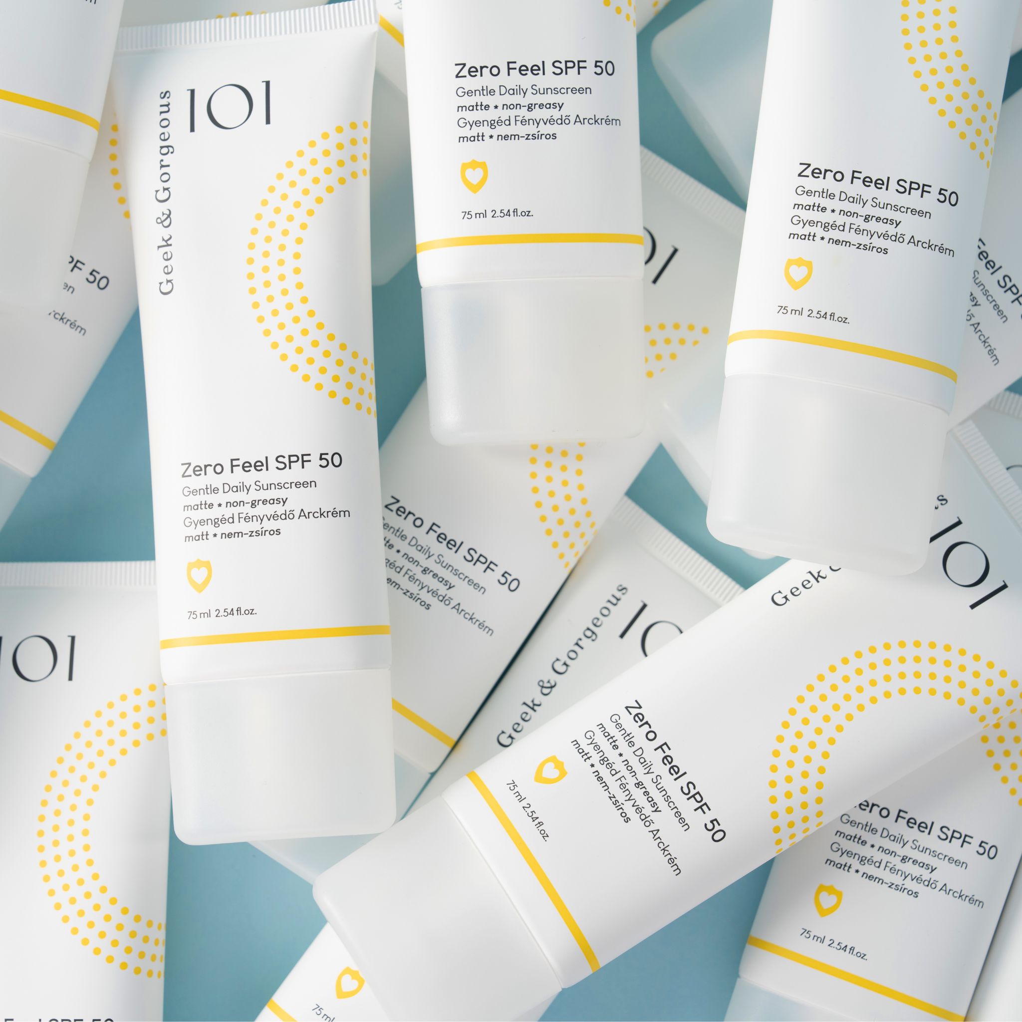 Plusieurs tubes "Zero Feel SPF 50" sur fond bleu. Marque : Geek & Gorgeous.