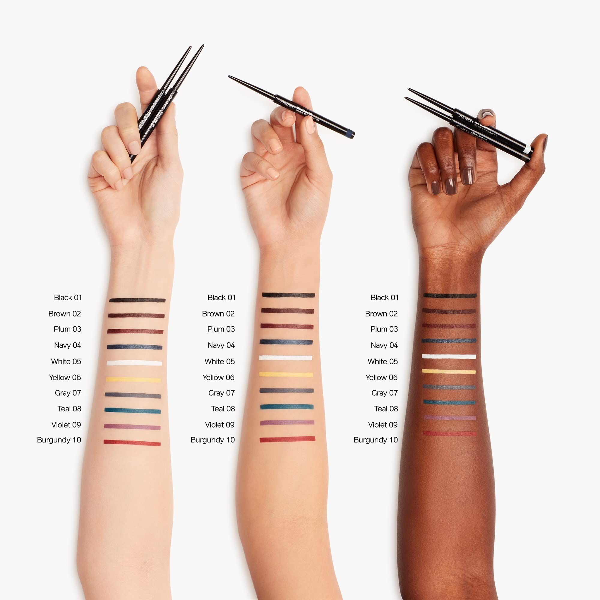 Trois bras de différents tons de peau montrent des échantillons de couleurs de Shiseido Eye Microliner Ink. Inscription : Black 01 à Burgundy 10.