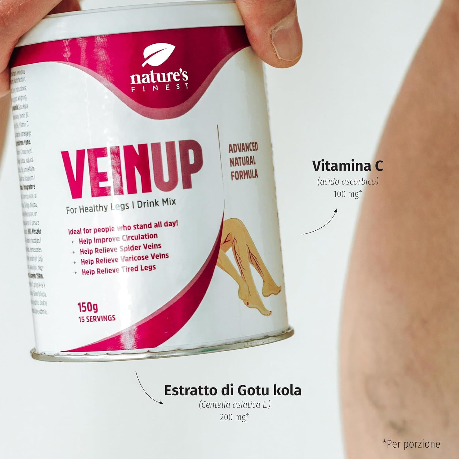 Personne tenant une boîte Nature's Finest VEIN UP. Texte : Vitamine C, extrait de Gotu Kola. Veines sur la jambe visibles.